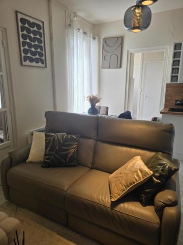 Joli appartement au rez de chaussée avec 22,5 m2 de terrasse privatif, une place de parking sécurisée, deux belles chambres, une salle d'eau et un W C