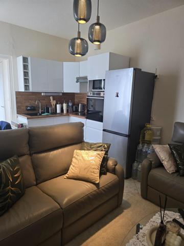 Joli appartement au rez de chaussée avec 22,5 m2 de terrasse privatif, une place de parking sécurisée, deux belles chambres, une salle d'eau et un W C