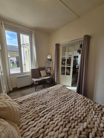 Joli appartement au rez de chaussée avec 22,5 m2 de terrasse privatif, une place de parking sécurisée, deux belles chambres, une salle d'eau et un W C