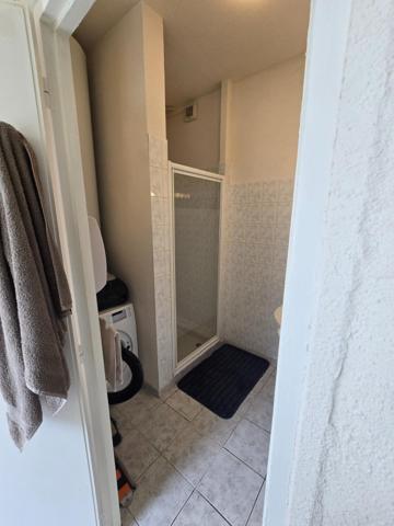 Joli appartement au rez de chaussée avec 22,5 m2 de terrasse privatif, une place de parking sécurisée, deux belles chambres, une salle d'eau et un W C