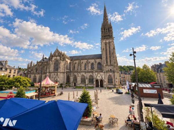 QUIMPER – CŒUR HISTORIQUE – VUE SUR LA CATHÉDRALE – TERRASSE EXCEPTIONNELLE
