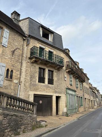 Maison ancienne - Montignac-lascaux In the heart of Montignac, stone building offering approximately 104 m² of living space in need of refurbishment.