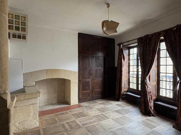 Maison ancienne - Montignac-lascaux In the heart of Montignac, stone building offering approximately 104 m² of living space in need of refurbishment.