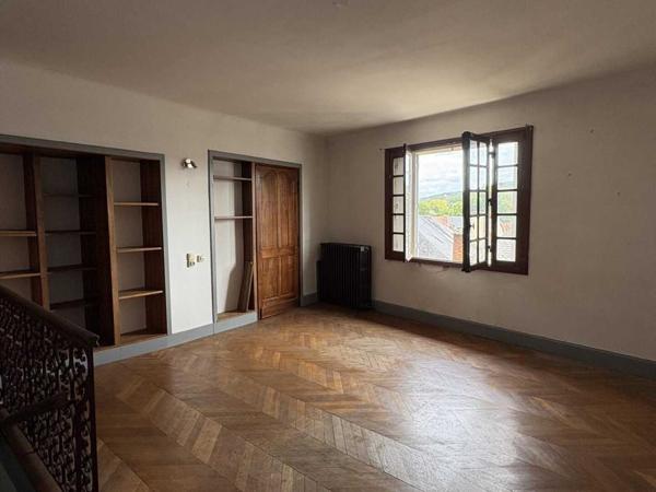 Maison ancienne - Montignac-lascaux In the heart of Montignac, stone building offering approximately 104 m² of living space in need of refurbishment.