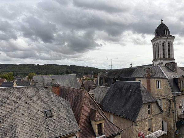 Maison ancienne - Montignac-lascaux In the heart of Montignac, stone building offering approximately 104 m² of living space in need of refurbishment.
