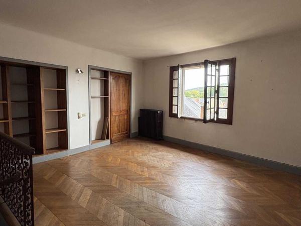 Maison ancienne - Montignac-lascaux In the heart of Montignac, stone building offering approximately 104 m² of living space in need of refurbishment.