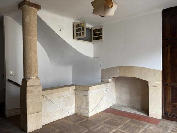 Maison ancienne - Montignac-lascaux In the heart of Montignac, stone building offering approximately 104 m² of living space in need of refurbishment.