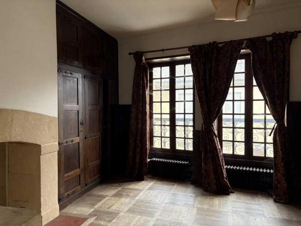 Maison ancienne - Montignac-lascaux In the heart of Montignac, stone building offering approximately 104 m² of living space in need of refurbishment.