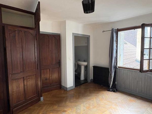 Maison ancienne - Montignac-lascaux In the heart of Montignac, stone building offering approximately 104 m² of living space in need of refurbishment.