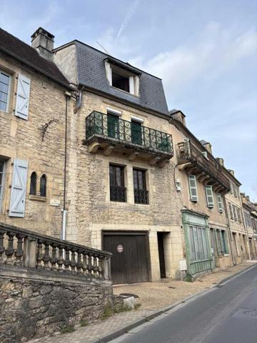 Maison ancienne - Montignac-lascaux In the heart of Montignac, stone building offering approximately 104 m² of living space in need of refurbishment.