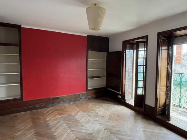 Maison ancienne - Montignac-lascaux In the heart of Montignac, stone building offering approximately 104 m² of living space in need of refurbishment.