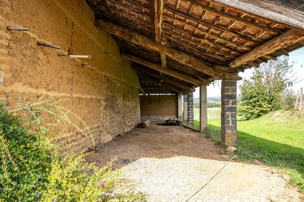 Ferme en pisé à rénover avec dépendances et 2 hectares de terrain