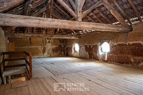 Ferme en pisé à rénover avec dépendances et 2 hectares de terrain