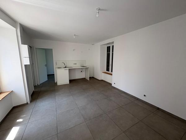 Appartement T2 rénové avec terrasse – Centre-ville