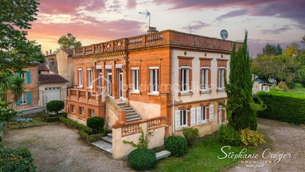 À quelques minutes de Quint-Fonsegrives et de Saint-Orens-de-Gameville, cette élégante demeure toulousaine allie avec justesse le charme de l’ancien et le confort d’une rénovation contemporaine.

L’étage principal développe environ 150 m² habitables aux volumes généreux et baignés de lumière, comprenant quatre grandes chambres, une cuisine indépendante d’environ 20 m² ouvrant sur une belle terrasse de 40 m² exposée sud-est, ainsi qu’un séjour/salon chaleureux de 30 m². Les hauteurs sous plafond et les proportions des pièces confèrent à l’ensemble une atmosphère noble et authentique.

Le rez-de-jardin propose près de 100 m² supplémentaires à aménager selon vos besoins, idéal pour une activité indépendante, un logement complémentaire ou une extension familiale, offrant ainsi un véritable potentiel d’évolution.

La parcelle arborée de plus de 1 000 m², équipée d’un puits, bénéficie d’une exposition plein sud permettant l’implantation d’une piscine et offre un cadre de vie intime, à deux pas des écoles, commerces et accès rapides vers Toulouse.

Un bien rare, de caractère, pensé pour ceux qui recherchent espace, élégance et qualité de vie.

Visite virtuelle et plans disponibles sur demande.

Contactez Stéphanie Crozier, spécialiste du secteur, disponible 7 jours sur 7, et espère pouvoir vous accompagner prochainement dans votre projet immobilier.
Collaboration inter-agences acceptée, dans le respect des règles de partage, pour maximiser les opportunités pour acquéreurs et vendeurs.

****************************************
Just minutes from Quint-Fonsegrives and Saint-Orens-de-Gameville, this elegant Toulouse-style residence perfectly blends the charm of period architecture with the comfort of a contemporary renovation.

The main floor offers approximately 150 sqm of living space filled with natural light and generous volumes, featuring four spacious bedrooms, an independent kitchen of around 20 sqm opening onto a beautiful 40 sqm south-east facing terrace, as well as a warm and inviting 30 sqm living and dining area. The high ceilings and well-proportioned rooms create a refined and authentic atmosphere throughout.

The garden level provides nearly 100 sqm of additional space ready to be customized to suit your needs, ideal for a home office, independent professional activity, guest accommodation, or family extension, offering excellent flexibility and future potential.

The landscaped plot of over 1,000 sqm includes a private well and benefits from full southern exposure, allowing for the installation of a swimming pool while enjoying a peaceful and intimate setting, just steps from schools, local amenities, and quick access to Toulouse.

A rare property with character, designed for those seeking space, elegance, and quality of life.

Virtual tour and floor plans available upon request.

For further information or to arrange a private viewing, please contact Stéphanie Crozier, local property specialist, available 7 days a week, who looks forward to assisting you with your real estate project.
Inter-agency collaboration welcomed, in accordance with professional sharing practices, to maximize opportunities for both buyers and sellers.