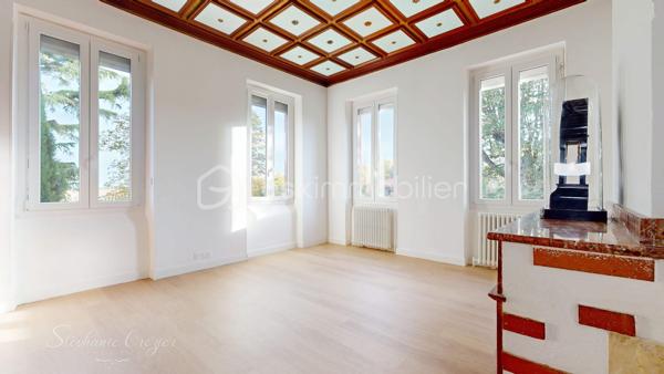 À quelques minutes de Quint-Fonsegrives et de Saint-Orens-de-Gameville, cette élégante demeure toulousaine allie avec justesse le charme de l’ancien et le confort d’une rénovation contemporaine.

L’étage principal développe environ 150 m² habitables aux volumes généreux et baignés de lumière, comprenant quatre grandes chambres, une cuisine indépendante d’environ 20 m² ouvrant sur une belle terrasse de 40 m² exposée sud-est, ainsi qu’un séjour/salon chaleureux de 30 m². Les hauteurs sous plafond et les proportions des pièces confèrent à l’ensemble une atmosphère noble et authentique.

Le rez-de-jardin propose près de 100 m² supplémentaires à aménager selon vos besoins, idéal pour une activité indépendante, un logement complémentaire ou une extension familiale, offrant ainsi un véritable potentiel d’évolution.

La parcelle arborée de plus de 1 000 m², équipée d’un puits, bénéficie d’une exposition plein sud permettant l’implantation d’une piscine et offre un cadre de vie intime, à deux pas des écoles, commerces et accès rapides vers Toulouse.

Un bien rare, de caractère, pensé pour ceux qui recherchent espace, élégance et qualité de vie.

Visite virtuelle et plans disponibles sur demande.

Contactez Stéphanie Crozier, spécialiste du secteur, disponible 7 jours sur 7, et espère pouvoir vous accompagner prochainement dans votre projet immobilier.
Collaboration inter-agences acceptée, dans le respect des règles de partage, pour maximiser les opportunités pour acquéreurs et vendeurs.

****************************************
Just minutes from Quint-Fonsegrives and Saint-Orens-de-Gameville, this elegant Toulouse-style residence perfectly blends the charm of period architecture with the comfort of a contemporary renovation.

The main floor offers approximately 150 sqm of living space filled with natural light and generous volumes, featuring four spacious bedrooms, an independent kitchen of around 20 sqm opening onto a beautiful 40 sqm south-east facing terrace, as well as a warm and inviting 30 sqm living and dining area. The high ceilings and well-proportioned rooms create a refined and authentic atmosphere throughout.

The garden level provides nearly 100 sqm of additional space ready to be customized to suit your needs, ideal for a home office, independent professional activity, guest accommodation, or family extension, offering excellent flexibility and future potential.

The landscaped plot of over 1,000 sqm includes a private well and benefits from full southern exposure, allowing for the installation of a swimming pool while enjoying a peaceful and intimate setting, just steps from schools, local amenities, and quick access to Toulouse.

A rare property with character, designed for those seeking space, elegance, and quality of life.

Virtual tour and floor plans available upon request.

For further information or to arrange a private viewing, please contact Stéphanie Crozier, local property specialist, available 7 days a week, who looks forward to assisting you with your real estate project.
Inter-agency collaboration welcomed, in accordance with professional sharing practices, to maximize opportunities for both buyers and sellers.