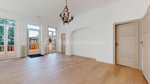 À quelques minutes de Quint-Fonsegrives et de Saint-Orens-de-Gameville, cette élégante demeure toulousaine allie avec justesse le charme de l’ancien et le confort d’une rénovation contemporaine.

L’étage principal développe environ 150 m² habitables aux volumes généreux et baignés de lumière, comprenant quatre grandes chambres, une cuisine indépendante d’environ 20 m² ouvrant sur une belle terrasse de 40 m² exposée sud-est, ainsi qu’un séjour/salon chaleureux de 30 m². Les hauteurs sous plafond et les proportions des pièces confèrent à l’ensemble une atmosphère noble et authentique.

Le rez-de-jardin propose près de 100 m² supplémentaires à aménager selon vos besoins, idéal pour une activité indépendante, un logement complémentaire ou une extension familiale, offrant ainsi un véritable potentiel d’évolution.

La parcelle arborée de plus de 1 000 m², équipée d’un puits, bénéficie d’une exposition plein sud permettant l’implantation d’une piscine et offre un cadre de vie intime, à deux pas des écoles, commerces et accès rapides vers Toulouse.

Un bien rare, de caractère, pensé pour ceux qui recherchent espace, élégance et qualité de vie.

Visite virtuelle et plans disponibles sur demande.

Contactez Stéphanie Crozier, spécialiste du secteur, disponible 7 jours sur 7, et espère pouvoir vous accompagner prochainement dans votre projet immobilier.
Collaboration inter-agences acceptée, dans le respect des règles de partage, pour maximiser les opportunités pour acquéreurs et vendeurs.

****************************************
Just minutes from Quint-Fonsegrives and Saint-Orens-de-Gameville, this elegant Toulouse-style residence perfectly blends the charm of period architecture with the comfort of a contemporary renovation.

The main floor offers approximately 150 sqm of living space filled with natural light and generous volumes, featuring four spacious bedrooms, an independent kitchen of around 20 sqm opening onto a beautiful 40 sqm south-east facing terrace, as well as a warm and inviting 30 sqm living and dining area. The high ceilings and well-proportioned rooms create a refined and authentic atmosphere throughout.

The garden level provides nearly 100 sqm of additional space ready to be customized to suit your needs, ideal for a home office, independent professional activity, guest accommodation, or family extension, offering excellent flexibility and future potential.

The landscaped plot of over 1,000 sqm includes a private well and benefits from full southern exposure, allowing for the installation of a swimming pool while enjoying a peaceful and intimate setting, just steps from schools, local amenities, and quick access to Toulouse.

A rare property with character, designed for those seeking space, elegance, and quality of life.

Virtual tour and floor plans available upon request.

For further information or to arrange a private viewing, please contact Stéphanie Crozier, local property specialist, available 7 days a week, who looks forward to assisting you with your real estate project.
Inter-agency collaboration welcomed, in accordance with professional sharing practices, to maximize opportunities for both buyers and sellers.