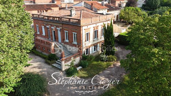 À quelques minutes de Quint-Fonsegrives et de Saint-Orens-de-Gameville, cette élégante demeure toulousaine allie avec justesse le charme de l’ancien et le confort d’une rénovation contemporaine.

L’étage principal développe environ 150 m² habitables aux volumes généreux et baignés de lumière, comprenant quatre grandes chambres, une cuisine indépendante d’environ 20 m² ouvrant sur une belle terrasse de 40 m² exposée sud-est, ainsi qu’un séjour/salon chaleureux de 30 m². Les hauteurs sous plafond et les proportions des pièces confèrent à l’ensemble une atmosphère noble et authentique.

Le rez-de-jardin propose près de 100 m² supplémentaires à aménager selon vos besoins, idéal pour une activité indépendante, un logement complémentaire ou une extension familiale, offrant ainsi un véritable potentiel d’évolution.

La parcelle arborée de plus de 1 000 m², équipée d’un puits, bénéficie d’une exposition plein sud permettant l’implantation d’une piscine et offre un cadre de vie intime, à deux pas des écoles, commerces et accès rapides vers Toulouse.

Un bien rare, de caractère, pensé pour ceux qui recherchent espace, élégance et qualité de vie.

Visite virtuelle et plans disponibles sur demande.

Contactez Stéphanie Crozier, spécialiste du secteur, disponible 7 jours sur 7, et espère pouvoir vous accompagner prochainement dans votre projet immobilier.
Collaboration inter-agences acceptée, dans le respect des règles de partage, pour maximiser les opportunités pour acquéreurs et vendeurs.

****************************************
Just minutes from Quint-Fonsegrives and Saint-Orens-de-Gameville, this elegant Toulouse-style residence perfectly blends the charm of period architecture with the comfort of a contemporary renovation.

The main floor offers approximately 150 sqm of living space filled with natural light and generous volumes, featuring four spacious bedrooms, an independent kitchen of around 20 sqm opening onto a beautiful 40 sqm south-east facing terrace, as well as a warm and inviting 30 sqm living and dining area. The high ceilings and well-proportioned rooms create a refined and authentic atmosphere throughout.

The garden level provides nearly 100 sqm of additional space ready to be customized to suit your needs, ideal for a home office, independent professional activity, guest accommodation, or family extension, offering excellent flexibility and future potential.

The landscaped plot of over 1,000 sqm includes a private well and benefits from full southern exposure, allowing for the installation of a swimming pool while enjoying a peaceful and intimate setting, just steps from schools, local amenities, and quick access to Toulouse.

A rare property with character, designed for those seeking space, elegance, and quality of life.

Virtual tour and floor plans available upon request.

For further information or to arrange a private viewing, please contact Stéphanie Crozier, local property specialist, available 7 days a week, who looks forward to assisting you with your real estate project.
Inter-agency collaboration welcomed, in accordance with professional sharing practices, to maximize opportunities for both buyers and sellers.