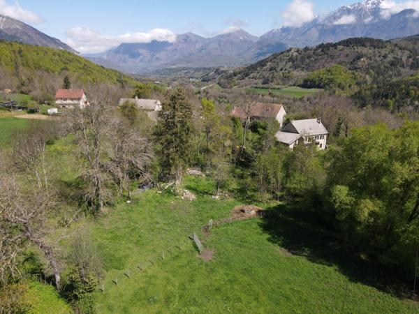 Beau terrain bien exposé et bien situé 795m²