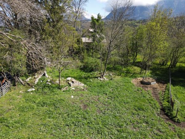 Beau terrain bien exposé et bien situé 795m²