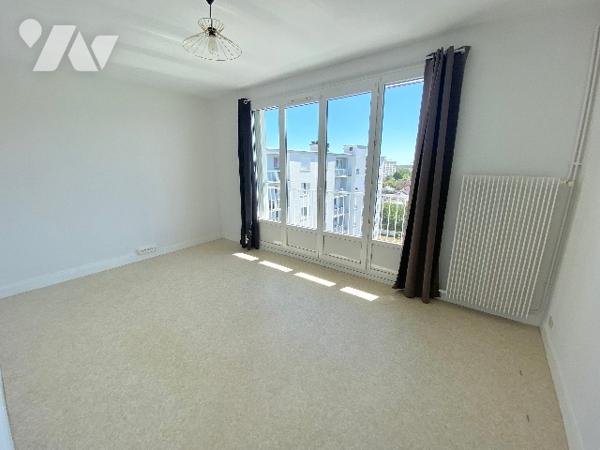 LUCE – RESIDENCE LE HAMEAU DES BARRES
BEAU 2 PIECES 50m² 8ème ETAGE VUE DEGAGEE, PARKING ET CAVE