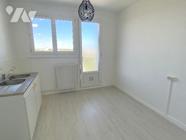 LUCE – RESIDENCE LE HAMEAU DES BARRES
BEAU 2 PIECES 50m² 8ème ETAGE VUE DEGAGEE, PARKING ET CAVE