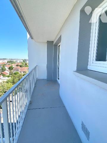 LUCE – RESIDENCE LE HAMEAU DES BARRES
BEAU 2 PIECES 50m² 8ème ETAGE VUE DEGAGEE, PARKING ET CAVE