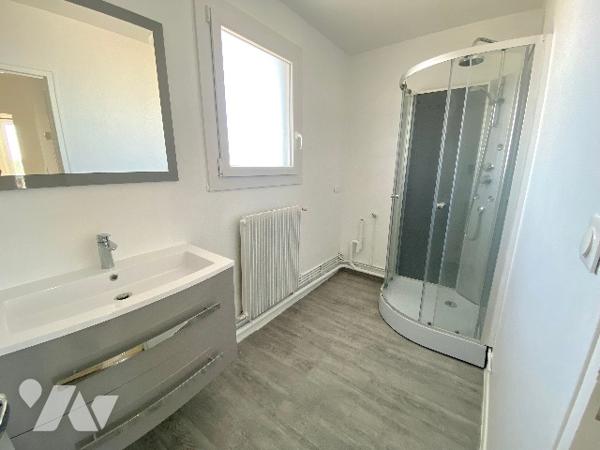 LUCE – RESIDENCE LE HAMEAU DES BARRES
BEAU 2 PIECES 50m² 8ème ETAGE VUE DEGAGEE, PARKING ET CAVE