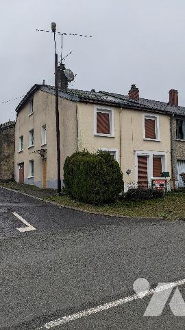 Maison de village à rénover disposant d'une surface habitable de 107m² avec garage.