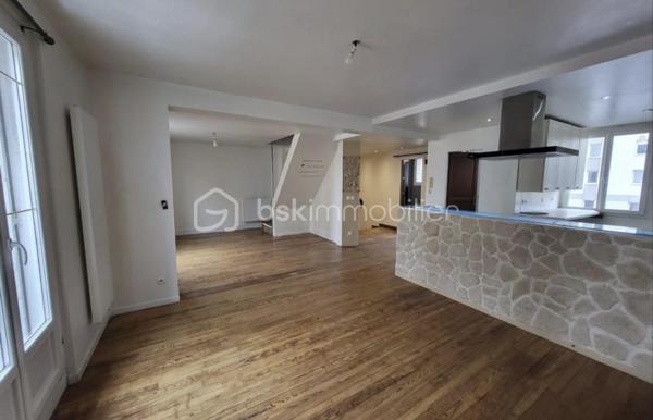 appartement   duplex deux chambres plein centre-ville du havre avec plage commerces transports et gare routière. très lumineux au deuxième étage sans ascenseur d un immeuble bien entretenu.cet appartement traversant vous offre un espace de vie agréable et fonctionnel. il se compose d un grand séjour salon cuisine ouverte de 45 m2 traversant avec parquet chêne massif  et grande  hauteur sous plafond .1 sdd et wc séparé. en sous plex deux chambres avec rangements .fenêtres pvc double vitrage chauffage électrique en parfait etat ! idéal premier achat investissement et pour location saisonnière une visite s impose !! 💐☀️pas de charge de copropriété !