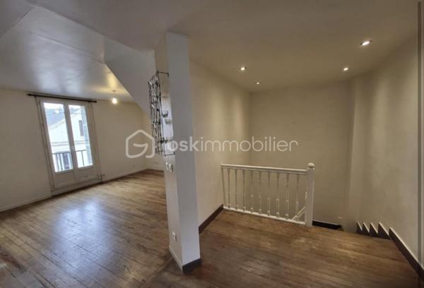 appartement   duplex deux chambres plein centre-ville du havre avec plage commerces transports et gare routière. très lumineux au deuxième étage sans ascenseur d un immeuble bien entretenu.cet appartement traversant vous offre un espace de vie agréable et fonctionnel. il se compose d un grand séjour salon cuisine ouverte de 45 m2 traversant avec parquet chêne massif  et grande  hauteur sous plafond .1 sdd et wc séparé. en sous plex deux chambres avec rangements .fenêtres pvc double vitrage chauffage électrique en parfait etat ! idéal premier achat investissement et pour location saisonnière une visite s impose !! 💐☀️pas de charge de copropriété !