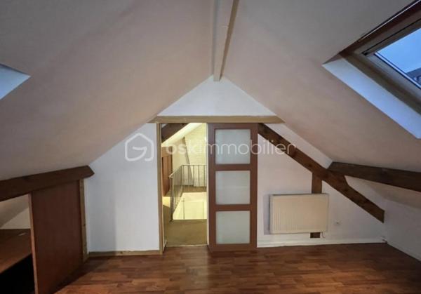 appartement   duplex deux chambres plein centre-ville du havre avec plage commerces transports et gare routière. très lumineux au deuxième étage sans ascenseur d un immeuble bien entretenu.cet appartement traversant vous offre un espace de vie agréable et fonctionnel. il se compose d un grand séjour salon cuisine ouverte de 45 m2 traversant avec parquet chêne massif  et grande  hauteur sous plafond .1 sdd et wc séparé. en sous plex deux chambres avec rangements .fenêtres pvc double vitrage chauffage électrique en parfait etat ! idéal premier achat investissement et pour location saisonnière une visite s impose !! 💐☀️pas de charge de copropriété !
