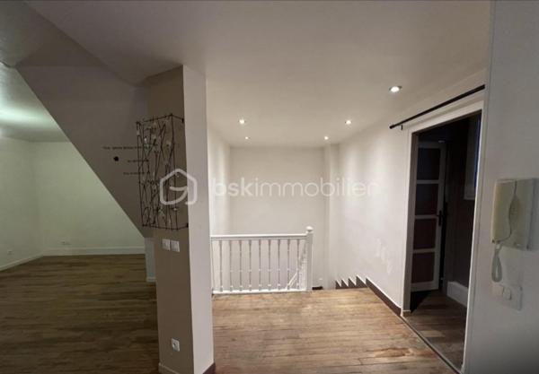 appartement   duplex deux chambres plein centre-ville du havre avec plage commerces transports et gare routière. très lumineux au deuxième étage sans ascenseur d un immeuble bien entretenu.cet appartement traversant vous offre un espace de vie agréable et fonctionnel. il se compose d un grand séjour salon cuisine ouverte de 45 m2 traversant avec parquet chêne massif  et grande  hauteur sous plafond .1 sdd et wc séparé. en sous plex deux chambres avec rangements .fenêtres pvc double vitrage chauffage électrique en parfait etat ! idéal premier achat investissement et pour location saisonnière une visite s impose !! 💐☀️pas de charge de copropriété !