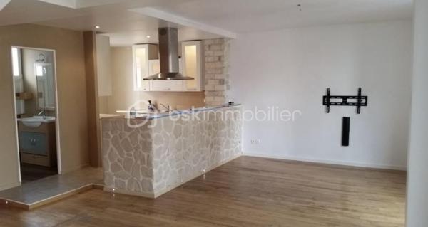 appartement   duplex deux chambres plein centre-ville du havre avec plage commerces transports et gare routière. très lumineux au deuxième étage sans ascenseur d un immeuble bien entretenu.cet appartement traversant vous offre un espace de vie agréable et fonctionnel. il se compose d un grand séjour salon cuisine ouverte de 45 m2 traversant avec parquet chêne massif  et grande  hauteur sous plafond .1 sdd et wc séparé. en sous plex deux chambres avec rangements .fenêtres pvc double vitrage chauffage électrique en parfait etat ! idéal premier achat investissement et pour location saisonnière une visite s impose !! 💐☀️pas de charge de copropriété !