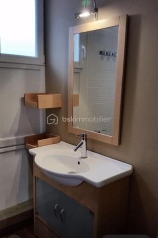 appartement   duplex deux chambres plein centre-ville du havre avec plage commerces transports et gare routière. très lumineux au deuxième étage sans ascenseur d un immeuble bien entretenu.cet appartement traversant vous offre un espace de vie agréable et fonctionnel. il se compose d un grand séjour salon cuisine ouverte de 45 m2 traversant avec parquet chêne massif  et grande  hauteur sous plafond .1 sdd et wc séparé. en sous plex deux chambres avec rangements .fenêtres pvc double vitrage chauffage électrique en parfait etat ! idéal premier achat investissement et pour location saisonnière une visite s impose !! 💐☀️pas de charge de copropriété !