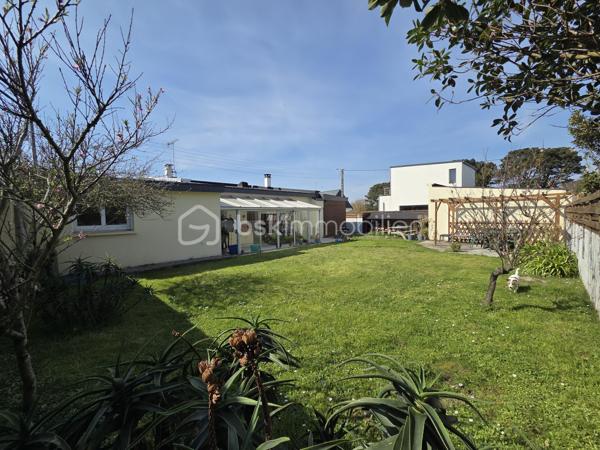 * SOUS OFFRE D'ACHAT * Située sur la côte ploemeuroise, à seulement 5 minutes à pied de la plage, cette maison individuelle de plain-pied offre un cadre de vie particulièrement recherché.
Elle développe 90 m² habitables et se complète d’environ 40 m² de vérandas, portant la surface utile à près de 130 m² et apportant de beaux volumes supplémentaires.
La maison s'organise autour d’une cuisine aménagée et équipée ouverte sur un salon-séjour baigné de lumière naturelle, agrémenté d’une cheminée avec insert, créant un espace de vie convivial et chaleureux.
Elle propose trois chambres, une salle d’eau et un wc séparé. Une véranda de 23 m², accessible depuis le séjour et l’une des chambres, offre un espace supplémentaire idéal pour un salon d’hiver ou un coin détente.
Implantée sur un jardin clos de 490 m² et sans vis-à-vis, la propriété bénéficie également d’un carport, d’un atelier de 20 m² et de plusieurs stationnements, facilitant le quotidien.

Son emplacement, ses volumes et sa proximité immédiate de la plage en font un bien parfaitement adapté aussi bien en résidence principale qu’en pied-à-terre, ou pour un projet locatif en bord de mer.