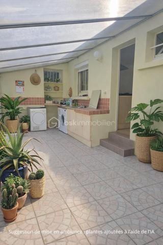 * SOUS OFFRE D'ACHAT * Située sur la côte ploemeuroise, à seulement 5 minutes à pied de la plage, cette maison individuelle de plain-pied offre un cadre de vie particulièrement recherché.
Elle développe 90 m² habitables et se complète d’environ 40 m² de vérandas, portant la surface utile à près de 130 m² et apportant de beaux volumes supplémentaires.
La maison s'organise autour d’une cuisine aménagée et équipée ouverte sur un salon-séjour baigné de lumière naturelle, agrémenté d’une cheminée avec insert, créant un espace de vie convivial et chaleureux.
Elle propose trois chambres, une salle d’eau et un wc séparé. Une véranda de 23 m², accessible depuis le séjour et l’une des chambres, offre un espace supplémentaire idéal pour un salon d’hiver ou un coin détente.
Implantée sur un jardin clos de 490 m² et sans vis-à-vis, la propriété bénéficie également d’un carport, d’un atelier de 20 m² et de plusieurs stationnements, facilitant le quotidien.

Son emplacement, ses volumes et sa proximité immédiate de la plage en font un bien parfaitement adapté aussi bien en résidence principale qu’en pied-à-terre, ou pour un projet locatif en bord de mer.