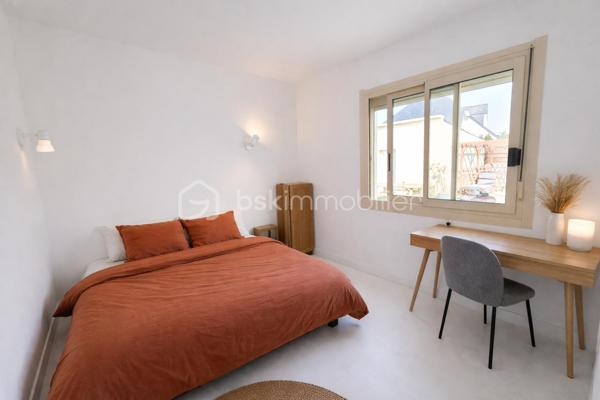* SOUS OFFRE D'ACHAT * Située sur la côte ploemeuroise, à seulement 5 minutes à pied de la plage, cette maison individuelle de plain-pied offre un cadre de vie particulièrement recherché.
Elle développe 90 m² habitables et se complète d’environ 40 m² de vérandas, portant la surface utile à près de 130 m² et apportant de beaux volumes supplémentaires.
La maison s'organise autour d’une cuisine aménagée et équipée ouverte sur un salon-séjour baigné de lumière naturelle, agrémenté d’une cheminée avec insert, créant un espace de vie convivial et chaleureux.
Elle propose trois chambres, une salle d’eau et un wc séparé. Une véranda de 23 m², accessible depuis le séjour et l’une des chambres, offre un espace supplémentaire idéal pour un salon d’hiver ou un coin détente.
Implantée sur un jardin clos de 490 m² et sans vis-à-vis, la propriété bénéficie également d’un carport, d’un atelier de 20 m² et de plusieurs stationnements, facilitant le quotidien.

Son emplacement, ses volumes et sa proximité immédiate de la plage en font un bien parfaitement adapté aussi bien en résidence principale qu’en pied-à-terre, ou pour un projet locatif en bord de mer.