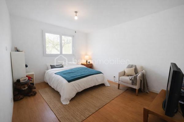 * SOUS OFFRE D'ACHAT * Située sur la côte ploemeuroise, à seulement 5 minutes à pied de la plage, cette maison individuelle de plain-pied offre un cadre de vie particulièrement recherché.
Elle développe 90 m² habitables et se complète d’environ 40 m² de vérandas, portant la surface utile à près de 130 m² et apportant de beaux volumes supplémentaires.
La maison s'organise autour d’une cuisine aménagée et équipée ouverte sur un salon-séjour baigné de lumière naturelle, agrémenté d’une cheminée avec insert, créant un espace de vie convivial et chaleureux.
Elle propose trois chambres, une salle d’eau et un wc séparé. Une véranda de 23 m², accessible depuis le séjour et l’une des chambres, offre un espace supplémentaire idéal pour un salon d’hiver ou un coin détente.
Implantée sur un jardin clos de 490 m² et sans vis-à-vis, la propriété bénéficie également d’un carport, d’un atelier de 20 m² et de plusieurs stationnements, facilitant le quotidien.

Son emplacement, ses volumes et sa proximité immédiate de la plage en font un bien parfaitement adapté aussi bien en résidence principale qu’en pied-à-terre, ou pour un projet locatif en bord de mer.