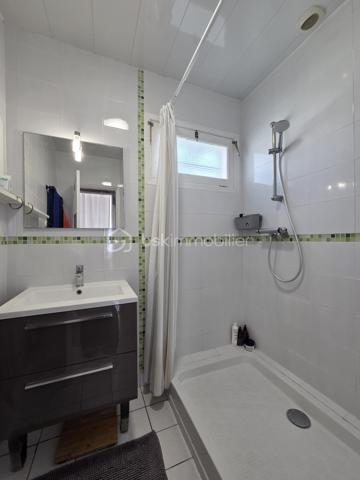 * SOUS OFFRE D'ACHAT * Située sur la côte ploemeuroise, à seulement 5 minutes à pied de la plage, cette maison individuelle de plain-pied offre un cadre de vie particulièrement recherché.
Elle développe 90 m² habitables et se complète d’environ 40 m² de vérandas, portant la surface utile à près de 130 m² et apportant de beaux volumes supplémentaires.
La maison s'organise autour d’une cuisine aménagée et équipée ouverte sur un salon-séjour baigné de lumière naturelle, agrémenté d’une cheminée avec insert, créant un espace de vie convivial et chaleureux.
Elle propose trois chambres, une salle d’eau et un wc séparé. Une véranda de 23 m², accessible depuis le séjour et l’une des chambres, offre un espace supplémentaire idéal pour un salon d’hiver ou un coin détente.
Implantée sur un jardin clos de 490 m² et sans vis-à-vis, la propriété bénéficie également d’un carport, d’un atelier de 20 m² et de plusieurs stationnements, facilitant le quotidien.

Son emplacement, ses volumes et sa proximité immédiate de la plage en font un bien parfaitement adapté aussi bien en résidence principale qu’en pied-à-terre, ou pour un projet locatif en bord de mer.