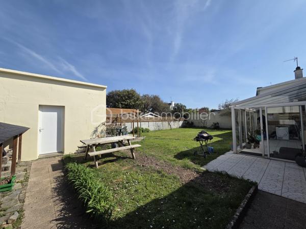 * SOUS OFFRE D'ACHAT * Située sur la côte ploemeuroise, à seulement 5 minutes à pied de la plage, cette maison individuelle de plain-pied offre un cadre de vie particulièrement recherché.
Elle développe 90 m² habitables et se complète d’environ 40 m² de vérandas, portant la surface utile à près de 130 m² et apportant de beaux volumes supplémentaires.
La maison s'organise autour d’une cuisine aménagée et équipée ouverte sur un salon-séjour baigné de lumière naturelle, agrémenté d’une cheminée avec insert, créant un espace de vie convivial et chaleureux.
Elle propose trois chambres, une salle d’eau et un wc séparé. Une véranda de 23 m², accessible depuis le séjour et l’une des chambres, offre un espace supplémentaire idéal pour un salon d’hiver ou un coin détente.
Implantée sur un jardin clos de 490 m² et sans vis-à-vis, la propriété bénéficie également d’un carport, d’un atelier de 20 m² et de plusieurs stationnements, facilitant le quotidien.

Son emplacement, ses volumes et sa proximité immédiate de la plage en font un bien parfaitement adapté aussi bien en résidence principale qu’en pied-à-terre, ou pour un projet locatif en bord de mer.