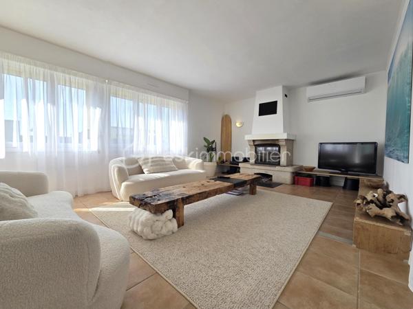 * SOUS OFFRE D'ACHAT * Située sur la côte ploemeuroise, à seulement 5 minutes à pied de la plage, cette maison individuelle de plain-pied offre un cadre de vie particulièrement recherché.
Elle développe 90 m² habitables et se complète d’environ 40 m² de vérandas, portant la surface utile à près de 130 m² et apportant de beaux volumes supplémentaires.
La maison s'organise autour d’une cuisine aménagée et équipée ouverte sur un salon-séjour baigné de lumière naturelle, agrémenté d’une cheminée avec insert, créant un espace de vie convivial et chaleureux.
Elle propose trois chambres, une salle d’eau et un wc séparé. Une véranda de 23 m², accessible depuis le séjour et l’une des chambres, offre un espace supplémentaire idéal pour un salon d’hiver ou un coin détente.
Implantée sur un jardin clos de 490 m² et sans vis-à-vis, la propriété bénéficie également d’un carport, d’un atelier de 20 m² et de plusieurs stationnements, facilitant le quotidien.

Son emplacement, ses volumes et sa proximité immédiate de la plage en font un bien parfaitement adapté aussi bien en résidence principale qu’en pied-à-terre, ou pour un projet locatif en bord de mer.