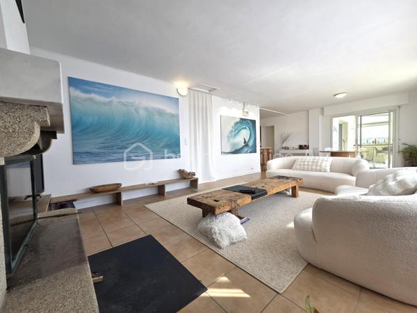 * SOUS OFFRE D'ACHAT * Située sur la côte ploemeuroise, à seulement 5 minutes à pied de la plage, cette maison individuelle de plain-pied offre un cadre de vie particulièrement recherché.
Elle développe 90 m² habitables et se complète d’environ 40 m² de vérandas, portant la surface utile à près de 130 m² et apportant de beaux volumes supplémentaires.
La maison s'organise autour d’une cuisine aménagée et équipée ouverte sur un salon-séjour baigné de lumière naturelle, agrémenté d’une cheminée avec insert, créant un espace de vie convivial et chaleureux.
Elle propose trois chambres, une salle d’eau et un wc séparé. Une véranda de 23 m², accessible depuis le séjour et l’une des chambres, offre un espace supplémentaire idéal pour un salon d’hiver ou un coin détente.
Implantée sur un jardin clos de 490 m² et sans vis-à-vis, la propriété bénéficie également d’un carport, d’un atelier de 20 m² et de plusieurs stationnements, facilitant le quotidien.

Son emplacement, ses volumes et sa proximité immédiate de la plage en font un bien parfaitement adapté aussi bien en résidence principale qu’en pied-à-terre, ou pour un projet locatif en bord de mer.