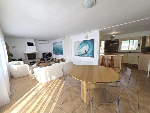 * SOUS OFFRE D'ACHAT * Située sur la côte ploemeuroise, à seulement 5 minutes à pied de la plage, cette maison individuelle de plain-pied offre un cadre de vie particulièrement recherché.
Elle développe 90 m² habitables et se complète d’environ 40 m² de vérandas, portant la surface utile à près de 130 m² et apportant de beaux volumes supplémentaires.
La maison s'organise autour d’une cuisine aménagée et équipée ouverte sur un salon-séjour baigné de lumière naturelle, agrémenté d’une cheminée avec insert, créant un espace de vie convivial et chaleureux.
Elle propose trois chambres, une salle d’eau et un wc séparé. Une véranda de 23 m², accessible depuis le séjour et l’une des chambres, offre un espace supplémentaire idéal pour un salon d’hiver ou un coin détente.
Implantée sur un jardin clos de 490 m² et sans vis-à-vis, la propriété bénéficie également d’un carport, d’un atelier de 20 m² et de plusieurs stationnements, facilitant le quotidien.

Son emplacement, ses volumes et sa proximité immédiate de la plage en font un bien parfaitement adapté aussi bien en résidence principale qu’en pied-à-terre, ou pour un projet locatif en bord de mer.