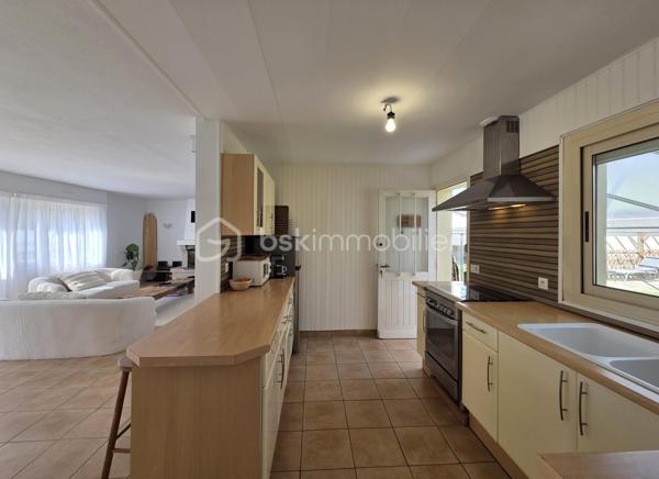 * SOUS OFFRE D'ACHAT * Située sur la côte ploemeuroise, à seulement 5 minutes à pied de la plage, cette maison individuelle de plain-pied offre un cadre de vie particulièrement recherché.
Elle développe 90 m² habitables et se complète d’environ 40 m² de vérandas, portant la surface utile à près de 130 m² et apportant de beaux volumes supplémentaires.
La maison s'organise autour d’une cuisine aménagée et équipée ouverte sur un salon-séjour baigné de lumière naturelle, agrémenté d’une cheminée avec insert, créant un espace de vie convivial et chaleureux.
Elle propose trois chambres, une salle d’eau et un wc séparé. Une véranda de 23 m², accessible depuis le séjour et l’une des chambres, offre un espace supplémentaire idéal pour un salon d’hiver ou un coin détente.
Implantée sur un jardin clos de 490 m² et sans vis-à-vis, la propriété bénéficie également d’un carport, d’un atelier de 20 m² et de plusieurs stationnements, facilitant le quotidien.

Son emplacement, ses volumes et sa proximité immédiate de la plage en font un bien parfaitement adapté aussi bien en résidence principale qu’en pied-à-terre, ou pour un projet locatif en bord de mer.
