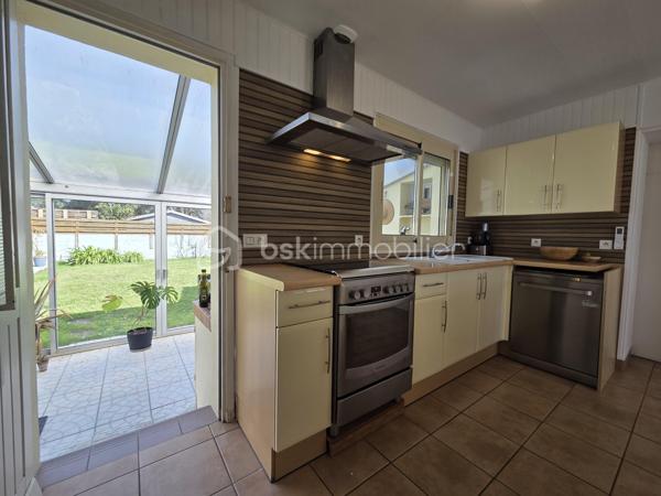* SOUS OFFRE D'ACHAT * Située sur la côte ploemeuroise, à seulement 5 minutes à pied de la plage, cette maison individuelle de plain-pied offre un cadre de vie particulièrement recherché.
Elle développe 90 m² habitables et se complète d’environ 40 m² de vérandas, portant la surface utile à près de 130 m² et apportant de beaux volumes supplémentaires.
La maison s'organise autour d’une cuisine aménagée et équipée ouverte sur un salon-séjour baigné de lumière naturelle, agrémenté d’une cheminée avec insert, créant un espace de vie convivial et chaleureux.
Elle propose trois chambres, une salle d’eau et un wc séparé. Une véranda de 23 m², accessible depuis le séjour et l’une des chambres, offre un espace supplémentaire idéal pour un salon d’hiver ou un coin détente.
Implantée sur un jardin clos de 490 m² et sans vis-à-vis, la propriété bénéficie également d’un carport, d’un atelier de 20 m² et de plusieurs stationnements, facilitant le quotidien.

Son emplacement, ses volumes et sa proximité immédiate de la plage en font un bien parfaitement adapté aussi bien en résidence principale qu’en pied-à-terre, ou pour un projet locatif en bord de mer.
