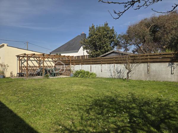 * SOUS OFFRE D'ACHAT * Située sur la côte ploemeuroise, à seulement 5 minutes à pied de la plage, cette maison individuelle de plain-pied offre un cadre de vie particulièrement recherché.
Elle développe 90 m² habitables et se complète d’environ 40 m² de vérandas, portant la surface utile à près de 130 m² et apportant de beaux volumes supplémentaires.
La maison s'organise autour d’une cuisine aménagée et équipée ouverte sur un salon-séjour baigné de lumière naturelle, agrémenté d’une cheminée avec insert, créant un espace de vie convivial et chaleureux.
Elle propose trois chambres, une salle d’eau et un wc séparé. Une véranda de 23 m², accessible depuis le séjour et l’une des chambres, offre un espace supplémentaire idéal pour un salon d’hiver ou un coin détente.
Implantée sur un jardin clos de 490 m² et sans vis-à-vis, la propriété bénéficie également d’un carport, d’un atelier de 20 m² et de plusieurs stationnements, facilitant le quotidien.

Son emplacement, ses volumes et sa proximité immédiate de la plage en font un bien parfaitement adapté aussi bien en résidence principale qu’en pied-à-terre, ou pour un projet locatif en bord de mer.