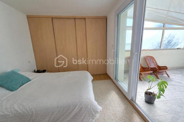 * SOUS OFFRE D'ACHAT * Située sur la côte ploemeuroise, à seulement 5 minutes à pied de la plage, cette maison individuelle de plain-pied offre un cadre de vie particulièrement recherché.
Elle développe 90 m² habitables et se complète d’environ 40 m² de vérandas, portant la surface utile à près de 130 m² et apportant de beaux volumes supplémentaires.
La maison s'organise autour d’une cuisine aménagée et équipée ouverte sur un salon-séjour baigné de lumière naturelle, agrémenté d’une cheminée avec insert, créant un espace de vie convivial et chaleureux.
Elle propose trois chambres, une salle d’eau et un wc séparé. Une véranda de 23 m², accessible depuis le séjour et l’une des chambres, offre un espace supplémentaire idéal pour un salon d’hiver ou un coin détente.
Implantée sur un jardin clos de 490 m² et sans vis-à-vis, la propriété bénéficie également d’un carport, d’un atelier de 20 m² et de plusieurs stationnements, facilitant le quotidien.

Son emplacement, ses volumes et sa proximité immédiate de la plage en font un bien parfaitement adapté aussi bien en résidence principale qu’en pied-à-terre, ou pour un projet locatif en bord de mer.