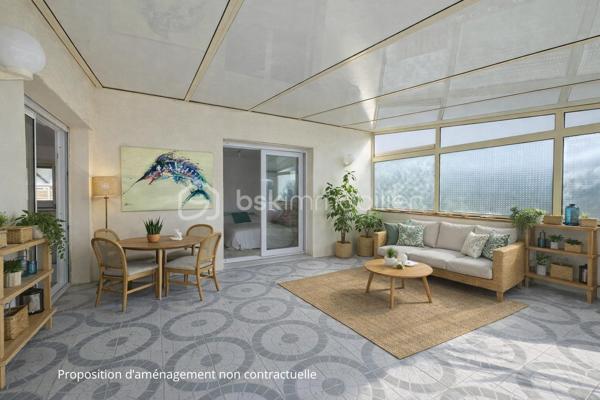 * SOUS OFFRE D'ACHAT * Située sur la côte ploemeuroise, à seulement 5 minutes à pied de la plage, cette maison individuelle de plain-pied offre un cadre de vie particulièrement recherché.
Elle développe 90 m² habitables et se complète d’environ 40 m² de vérandas, portant la surface utile à près de 130 m² et apportant de beaux volumes supplémentaires.
La maison s'organise autour d’une cuisine aménagée et équipée ouverte sur un salon-séjour baigné de lumière naturelle, agrémenté d’une cheminée avec insert, créant un espace de vie convivial et chaleureux.
Elle propose trois chambres, une salle d’eau et un wc séparé. Une véranda de 23 m², accessible depuis le séjour et l’une des chambres, offre un espace supplémentaire idéal pour un salon d’hiver ou un coin détente.
Implantée sur un jardin clos de 490 m² et sans vis-à-vis, la propriété bénéficie également d’un carport, d’un atelier de 20 m² et de plusieurs stationnements, facilitant le quotidien.

Son emplacement, ses volumes et sa proximité immédiate de la plage en font un bien parfaitement adapté aussi bien en résidence principale qu’en pied-à-terre, ou pour un projet locatif en bord de mer.