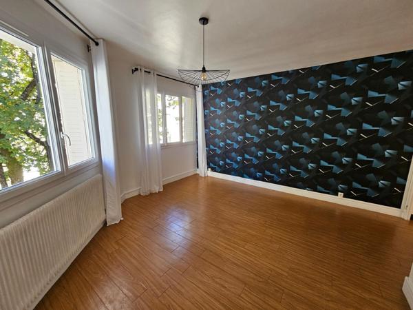 Appartement F4 69 m² situé à 200 m du plan d' eau avec garage